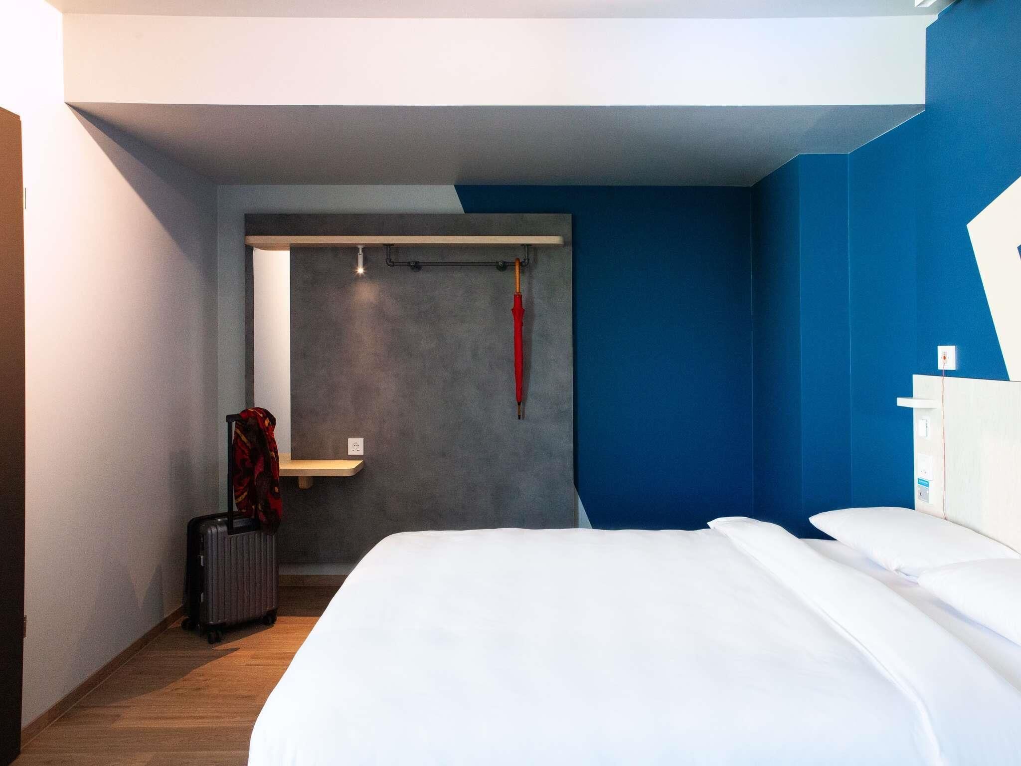 Standard Room, 1 Queen Bed