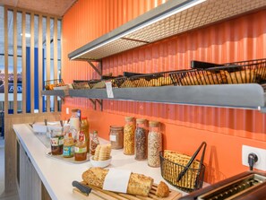 Un buffet pour le petit-déjeuner proposant divers aliments et accompagnements.
