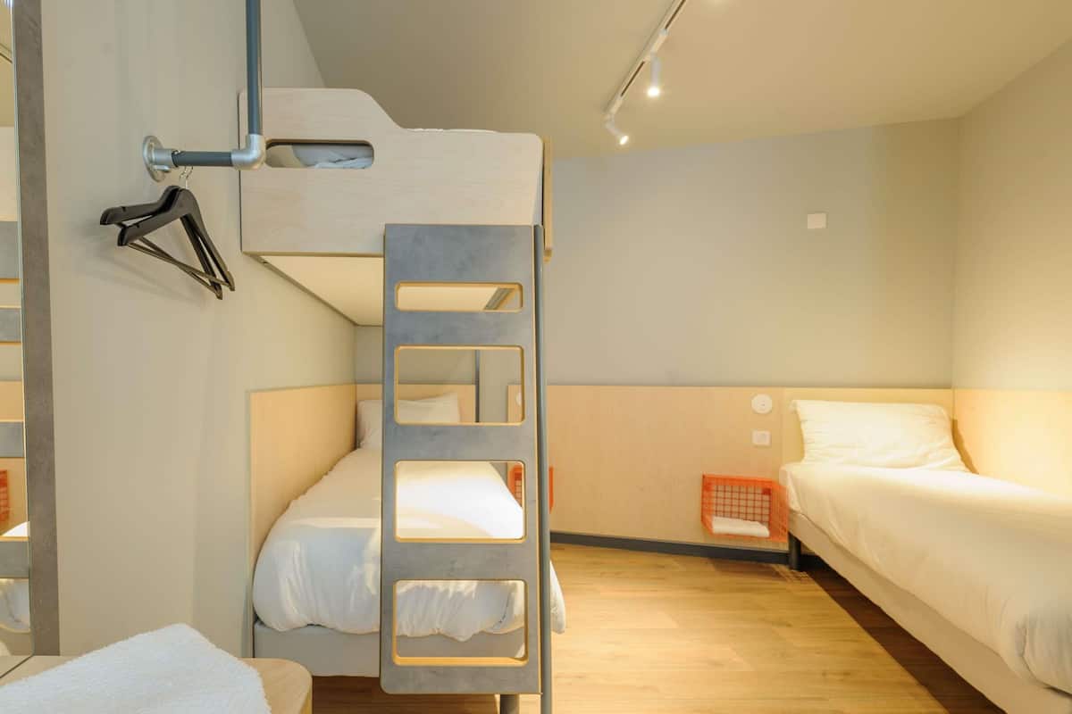 Chambre Familiale, plusieurs lits, accessible aux personnes à mobilité réduite