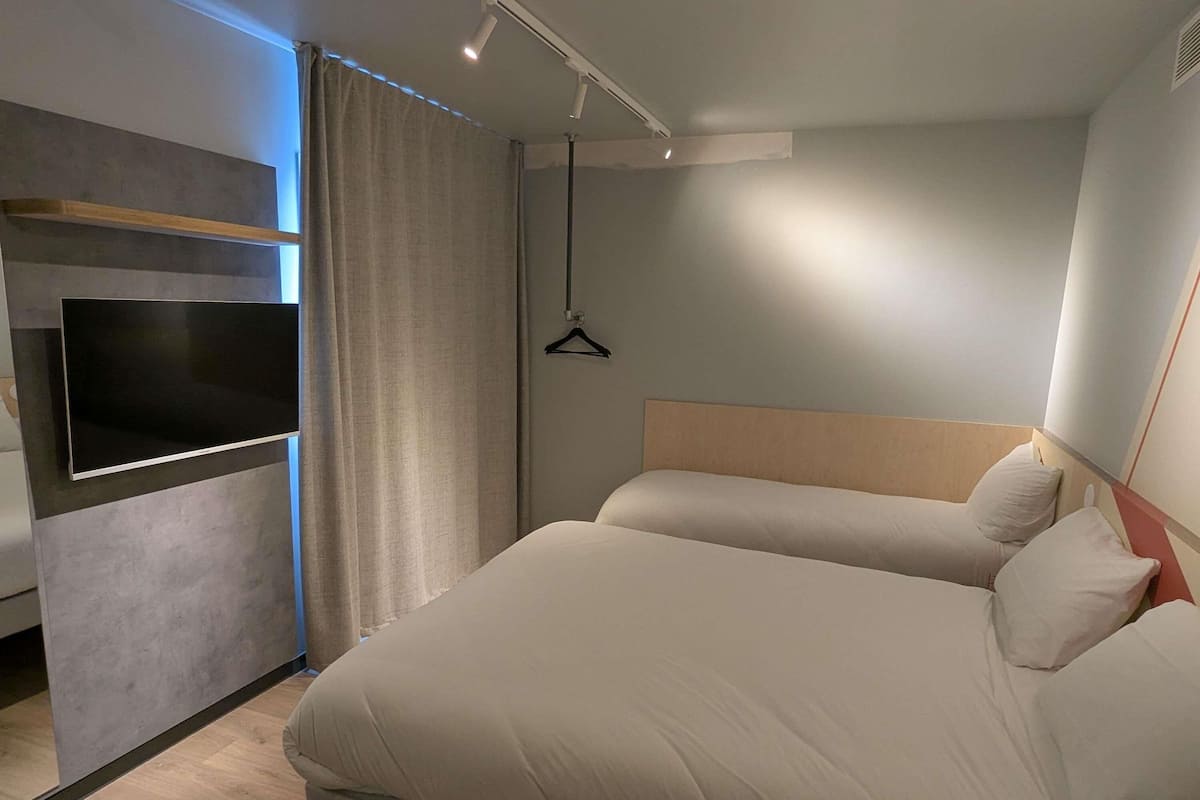 Chambre Triple, plusieurs lits, accessible aux personnes à mobilité réduite (Smart)