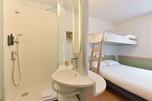Triple Room, 1 Double Bed | Bathroom - Ibis Budget Noyon (Noyon)