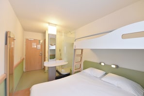 A compact hotel room with bunk beds, a small bathroom, and a walk-in closet. - Ibis Budget Noyon (Noyon)