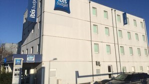Un edificio con un cartel que dice 'ibis budget'.