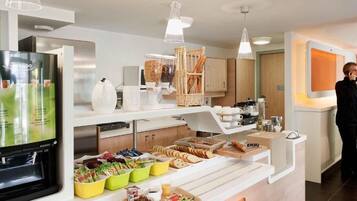 Se ofrece un desayuno continental todos los días (8.90 EUR por persona)