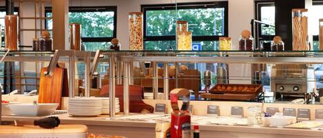 Un área de desayuno tipo buffet con diversas opciones de comida y acompañamientos.