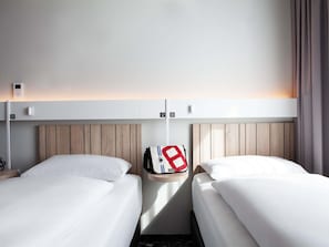 Habitación estándar, 2 camas individuales | Cortinas blackout, insonorización, wifi gratis y ropa de cama