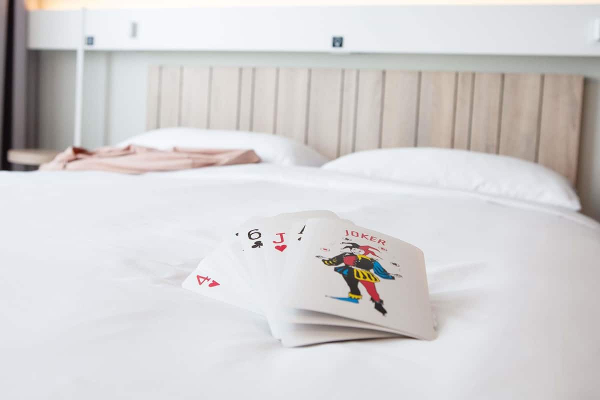 Cortinas blackout, insonorización, wifi gratis y ropa de cama