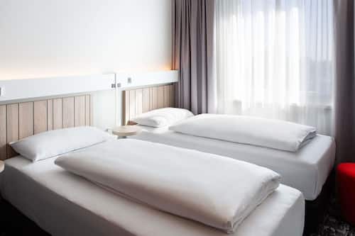 Habitación estándar, 2 camas individuales | Cortinas blackout, insonorización, wifi gratis y ropa de cama