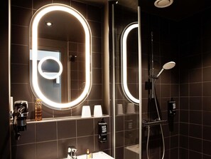 Blackout curtains, soundproofing, free WiFi, bed sheets - Ibis Berlin Airport (Berlin)