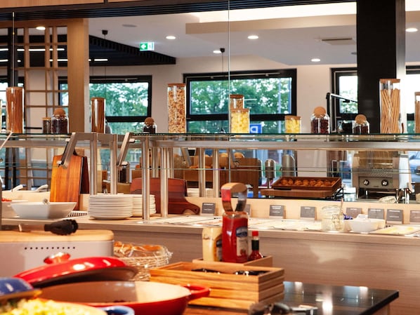 Petit déjeuner buffet (18 EUR par personne)