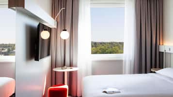 Standard Room, 1 Queen Bed | Blackout drapes, soundproofing, free WiFi, bed sheets