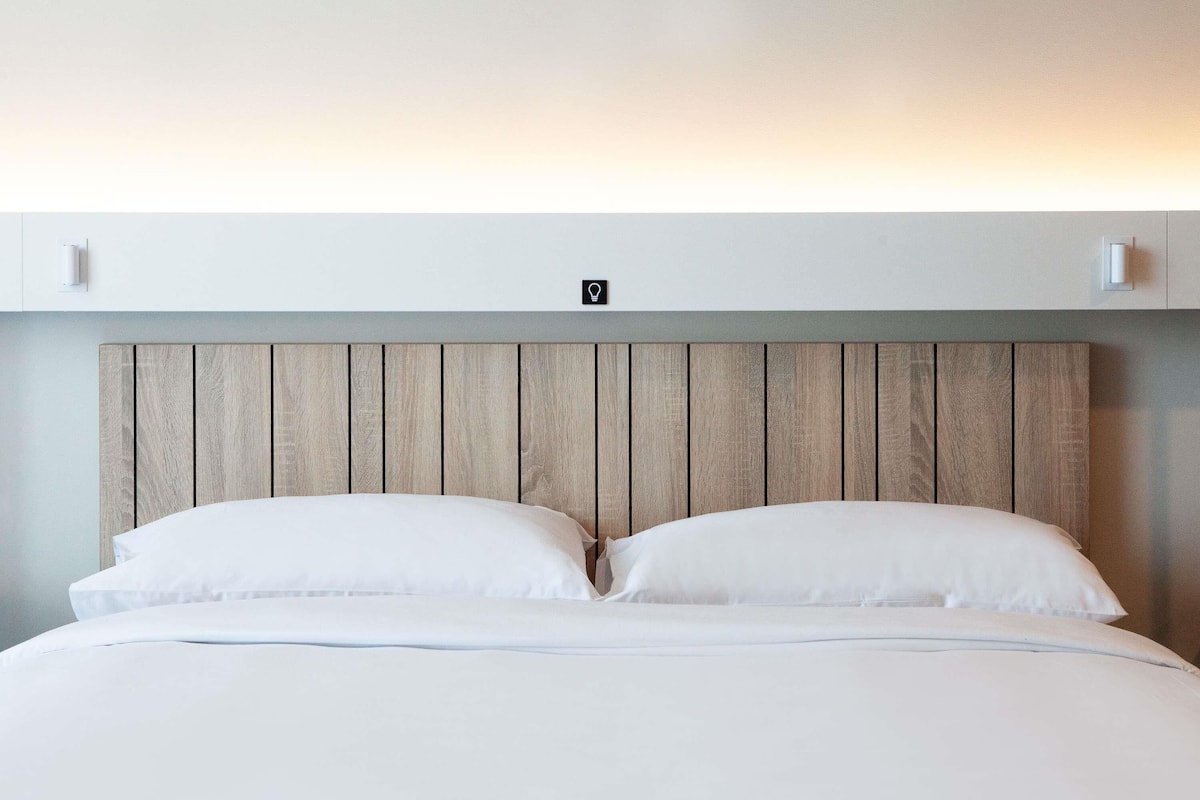 Blackout drapes, soundproofing, free WiFi, bed sheets