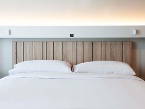 Cortinas opacas, sistema de insonorización, wifi gratis y ropa de cama