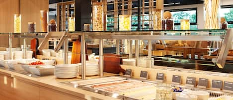Café da manhã com buffet todos os dias (EUR 18 por pessoa)