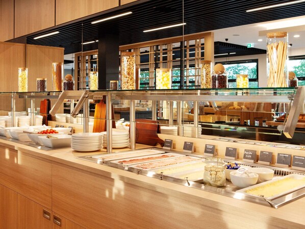 Desayuno buffet diario (EUR 18 por persona)