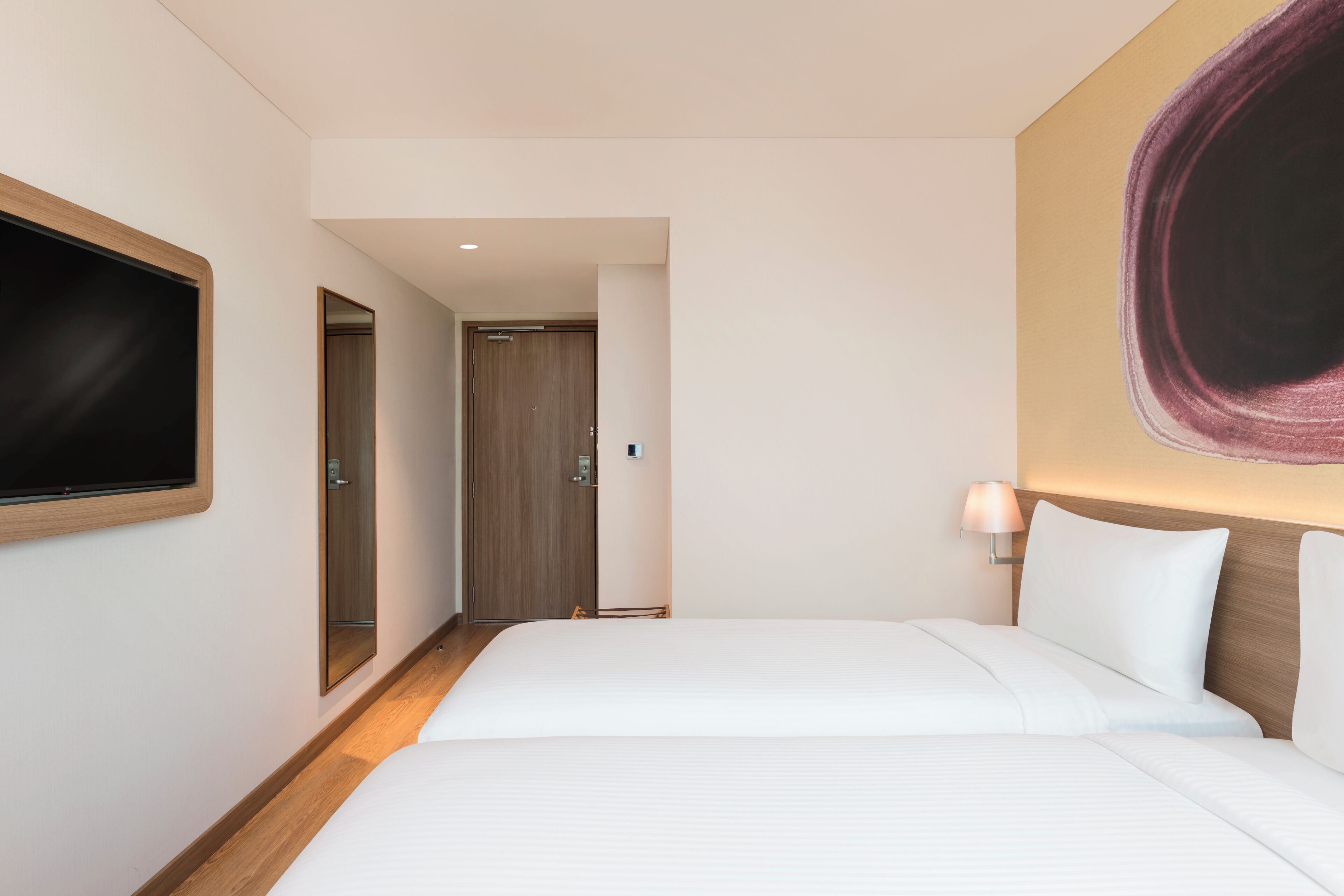 Literie de qualité, lit avec matelas à plateau-coussin, minibar