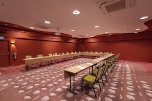 A conference room with a long table, chairs, and a projector. - Ibis Styles Ankara (Ankara)
