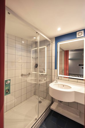 Quarto standard, 2 camas de solteiro | Banheiro | Produtos de toalete grátis, secador de cabelo, chinelos