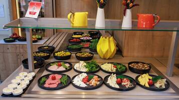 Un buffet amb diferents plats i begudes.
