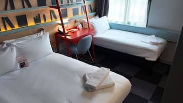 Standaard kamer, Meerdere bedden | Een strijkplank/strijkijzer