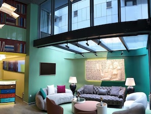 A modern living room with a sofa, armchairs, a coffee table, and a bookshelf. - Ibis Styles Ankara (Ankara)