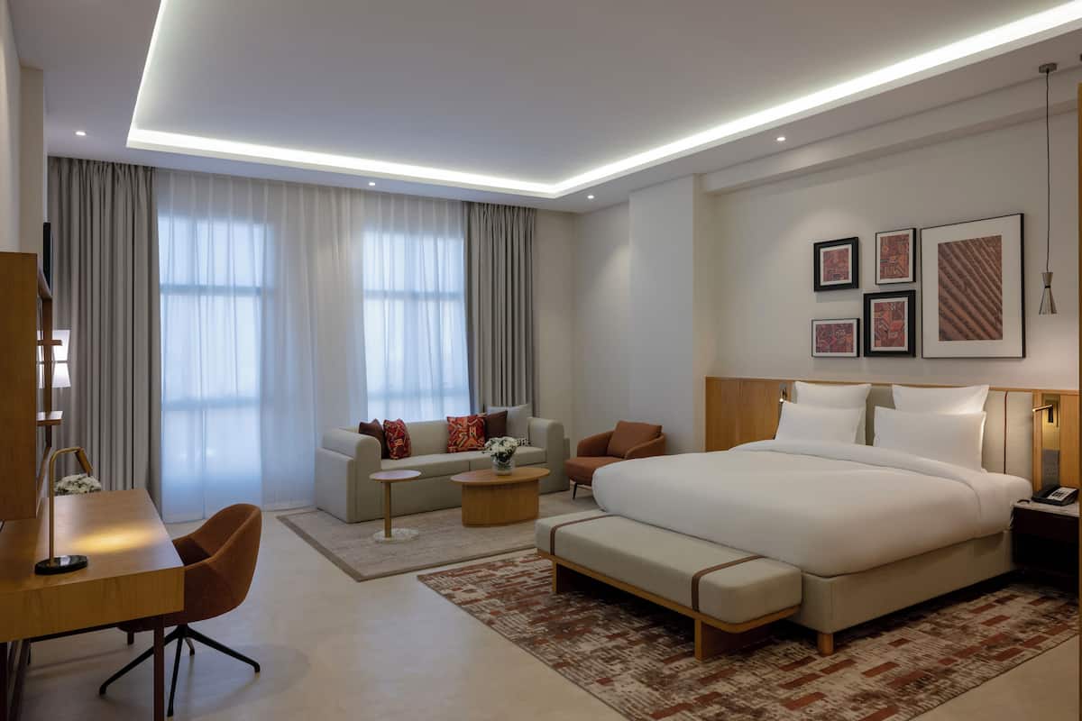 Deluxe King Room | ตู้นิรภัยในห้องพัก, โต๊ะทำงาน, ผ้าม่านกันแสง, เตียงเสริม/เปล