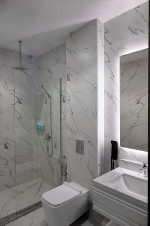 Shower, free toiletries, hair dryer, slippers - Mercure Hotel Khamis Mushait (Khamis Mushait)