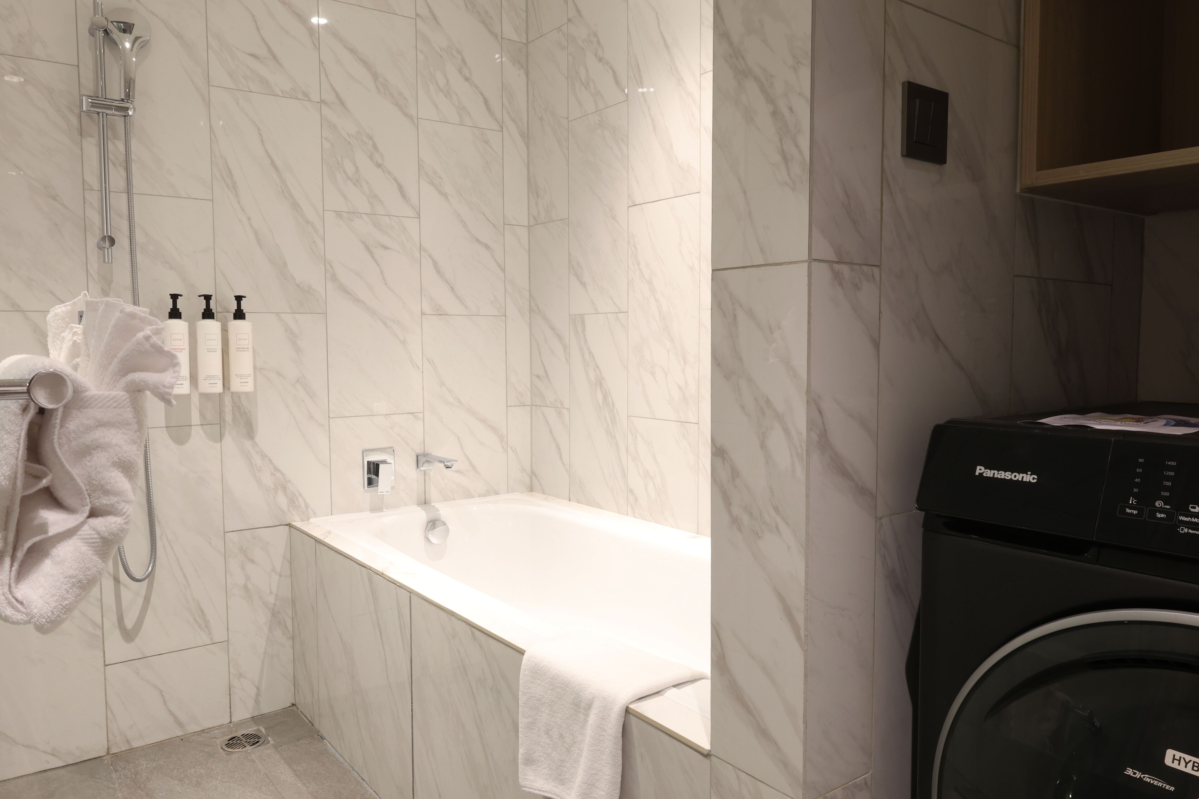 Deep soaking bathtub