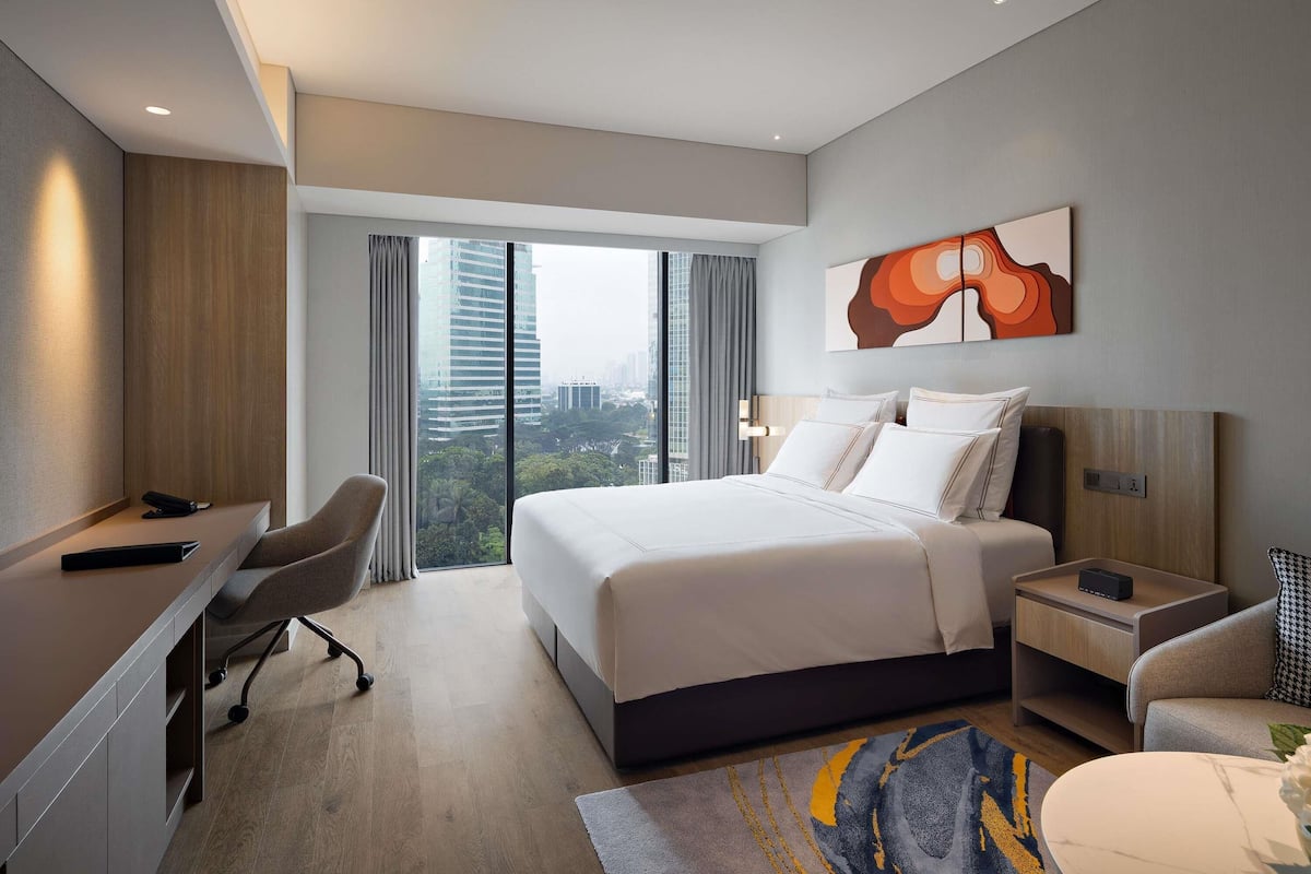 Caja de seguridad en la habitación y tabla de planchar con plancha