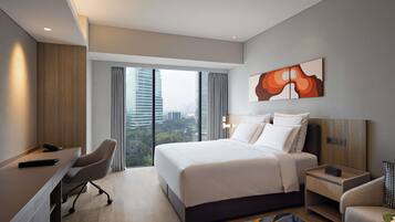 Caja de seguridad en la habitación y tabla de planchar con plancha