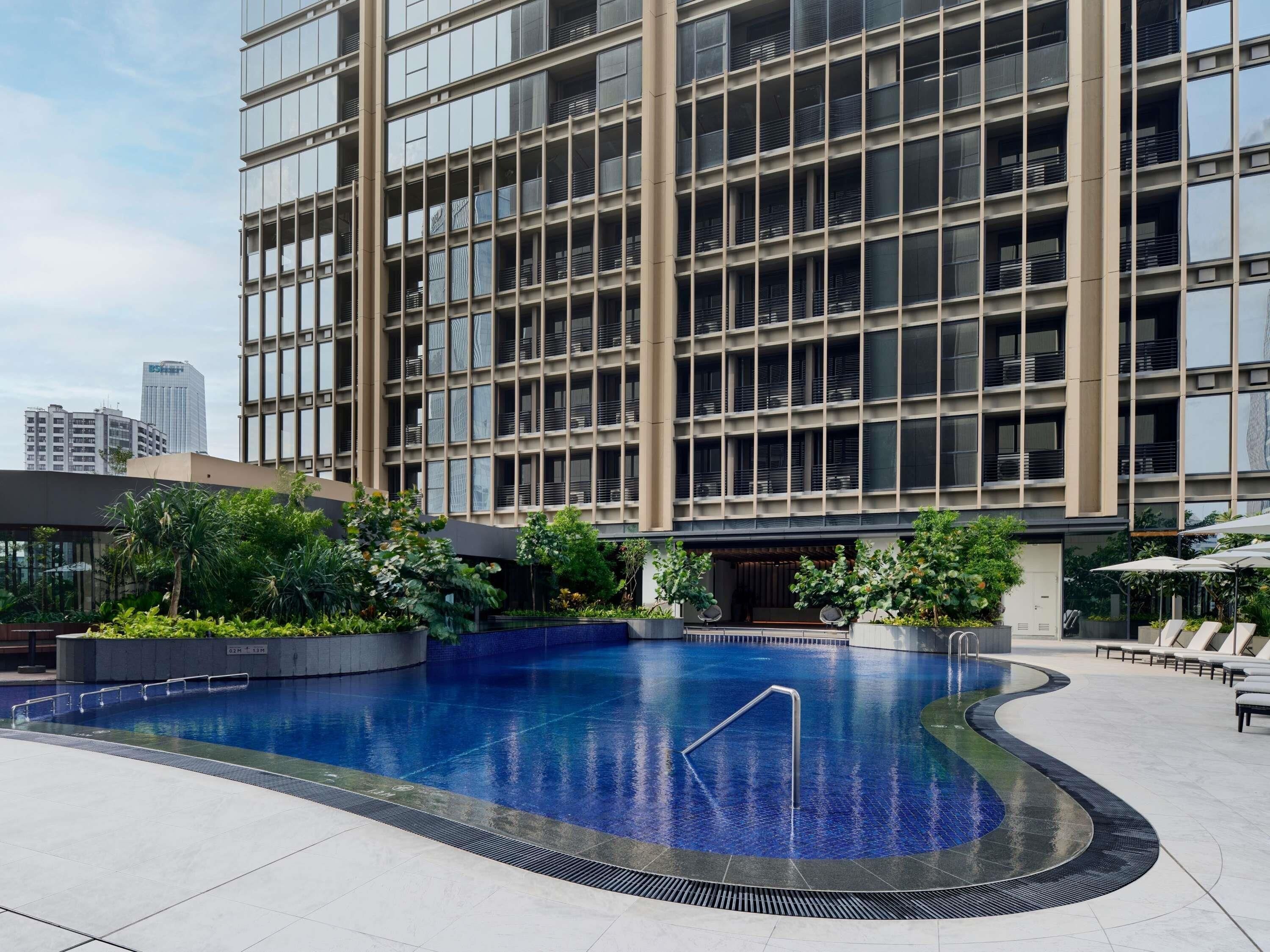 Una piscina al aire libre