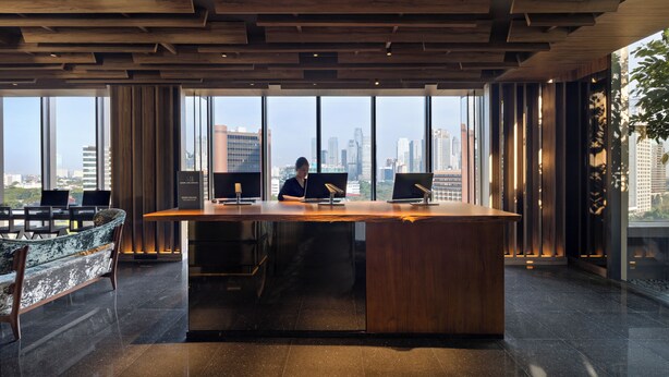 Una moderna recepción con vistas a la ciudad, ventanas amplias y techo de madera.