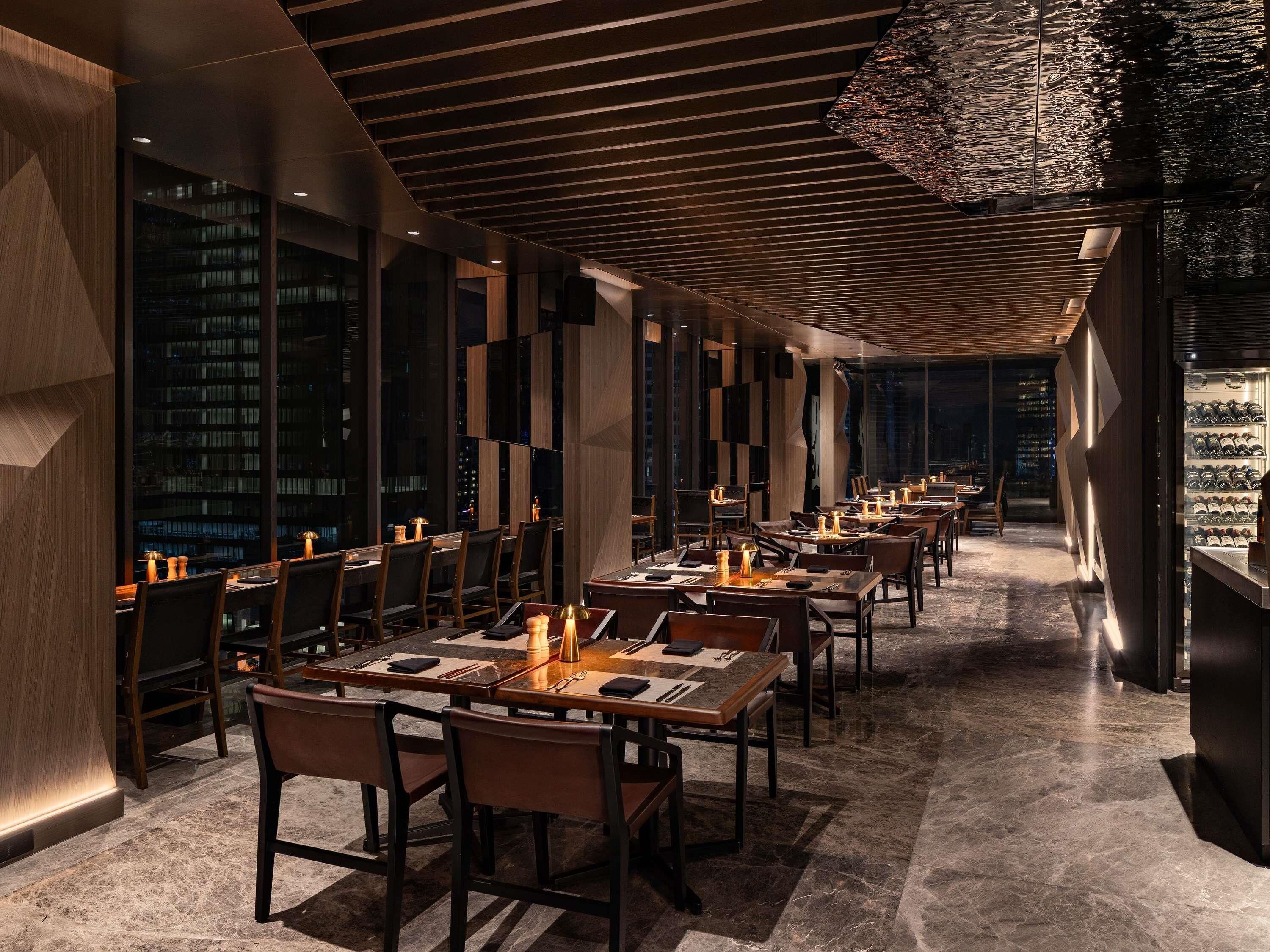 6 restaurants; breakfast, lunch, and dinner served