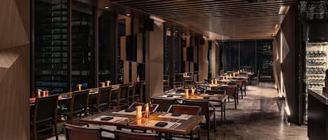6 restaurants; breakfast, lunch, and dinner served