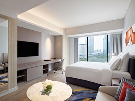 Swiss Advantage Studio With King Size Bed | Premium bedding, Select Comfort beds, in-room safe, desk