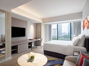 Swiss Advantage Studio With King Size Bed | Peti besi dalam bilik, seterika/papan seterika