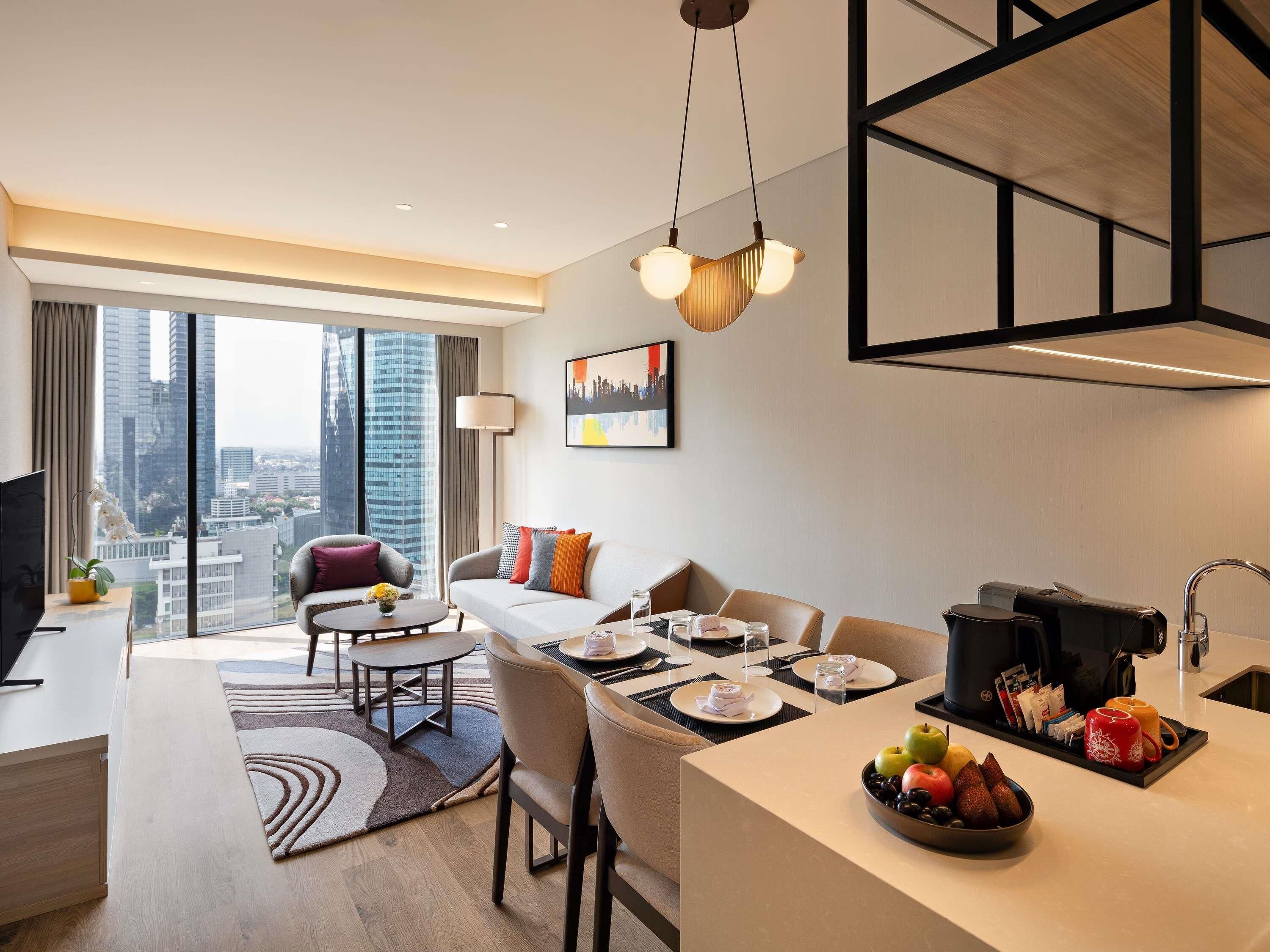 行政套房 | 客房内保险箱、办公桌、熨斗/熨衣板、免费婴儿床