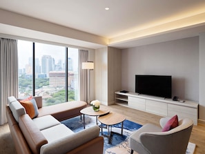 Caja de seguridad en la habitación y tabla de planchar con plancha