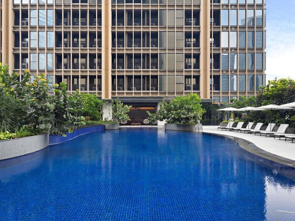 Una piscina al aire libre