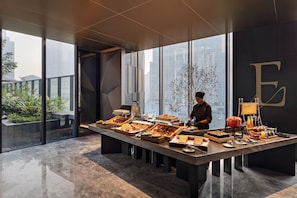 Petit déjeuner buffet (298000 IDR par personne)