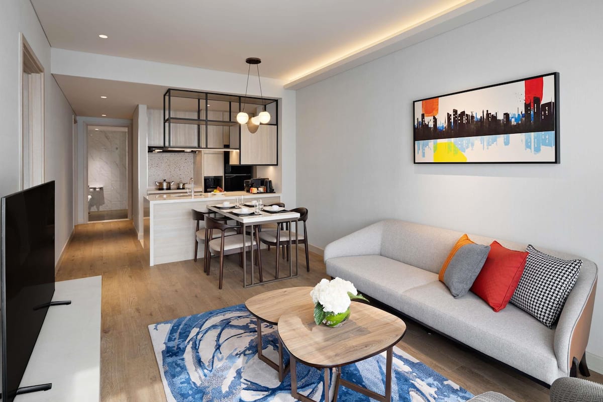 Caja de seguridad en la habitación y tabla de planchar con plancha