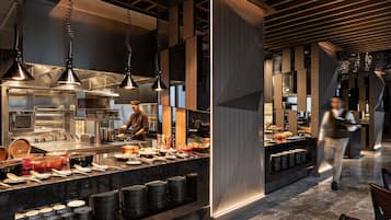 6 restaurants; breakfast, lunch, and dinner served
