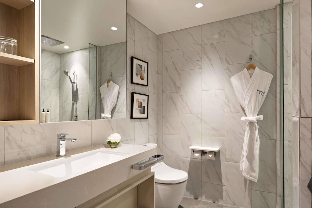 Caja de seguridad en la habitación y tabla de planchar con plancha