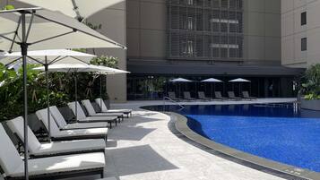 Una piscina al aire libre