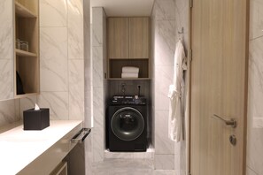 Executive suite | Badkamer | Milieuvriendelijke toiletartikelen, een haardroger, badjassen