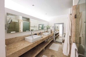 Dusche, Haartrockner, Handtücher, Shampoo