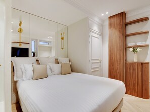 Cuna de viaje, wifi y ropa de cama