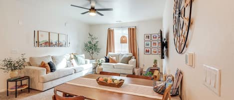 Appartement (2 Bedrooms) | Woonruimte | Een televisie en een open haard