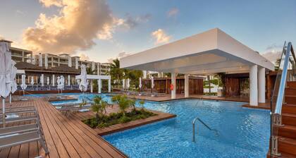 La Amada · Pools, Jacuzzis & Beach Club Access