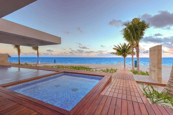 Outdoor pool - Exclusive Escape with Pools, BBQ & 5 Min to Beach (Cancún)